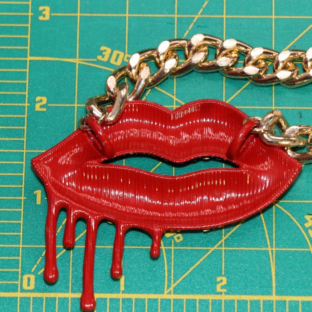 Bleeding Lips Rhinestone Studded Lips on a Gold Tone Choker Chain - Picture 4 of 5